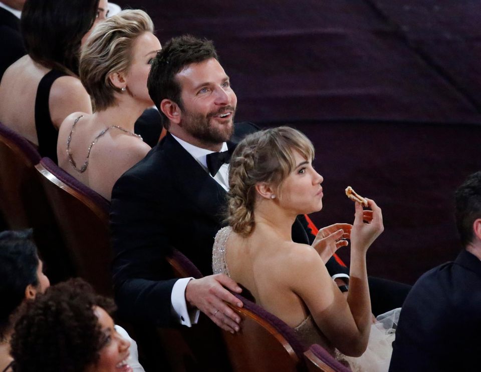 Bradley Coopers Freundin Suki Waterhouse nimmt das Pizza-Angebot sehr gern an.