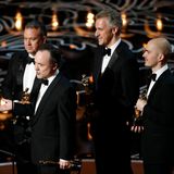 Tim Webber, Chris Lawrence, Dave Shirk und Neil Corbould bekommen den Oscar für die besten visuellen Effekte im Film "Gravity".