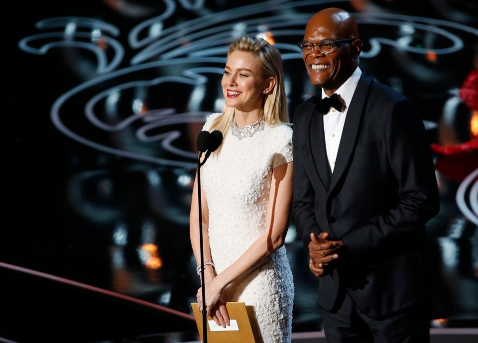 Naomi Watts und Samuel L. Jackson präsentieren den Oscar fürs beste Kostümdesign. Der geht an Catherine Martin und ihre Arbeit für "The Great Gatsby".