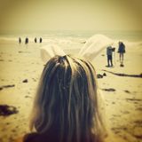Hilary Duff verbringt sonnige Ostern am Strand.