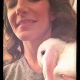 Kristin Davis kuschelt an Ostern mit einem kleinen weißen Kaninchen.
