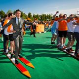 Es wird sportlich: Prinz Maurits, einer der Cousins von König Willem-Alexander, nimmt auf überdimensionalen Skiern an einem Gruppenlauf teil.