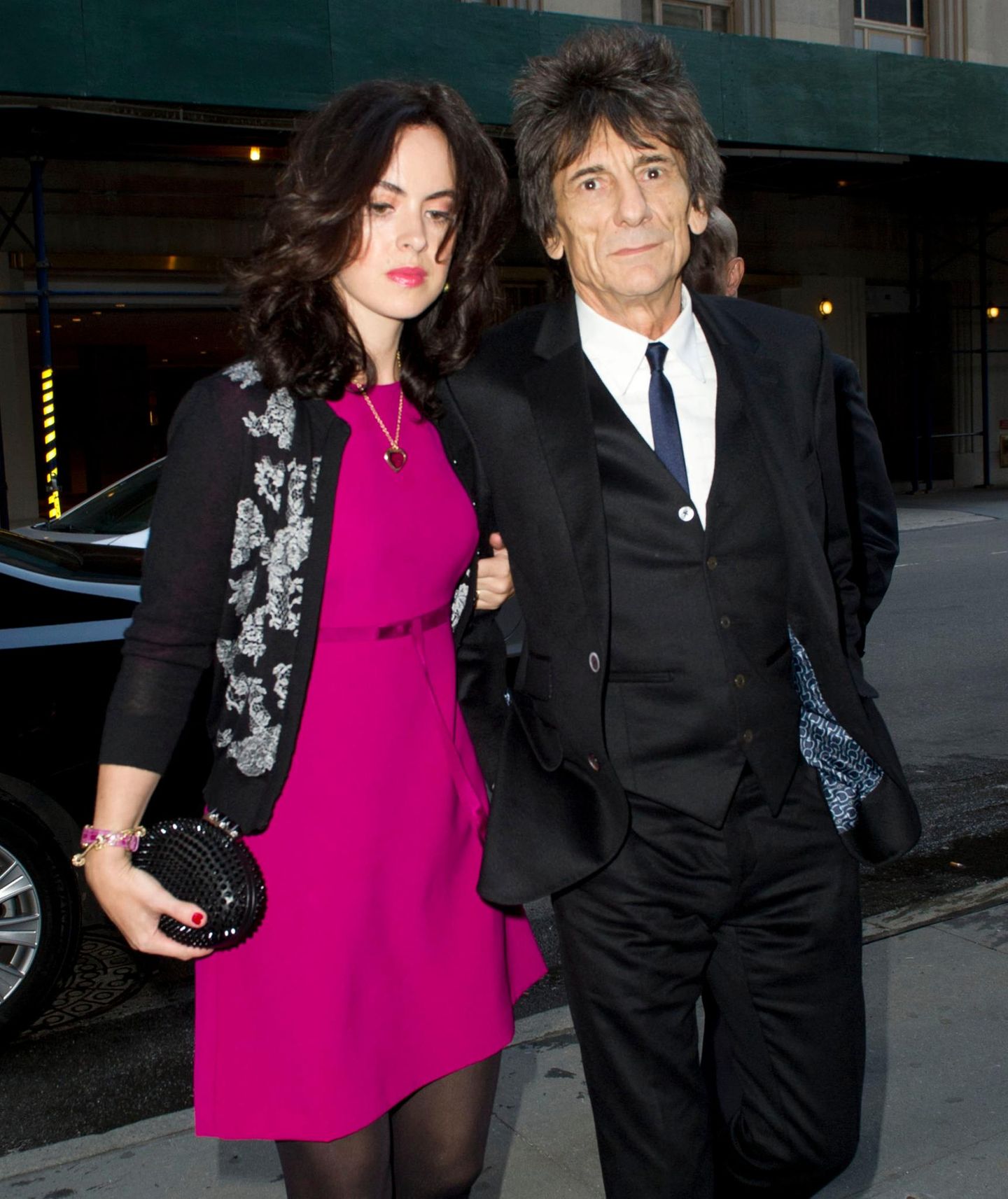 Ron Wood unterstützt seinen Bandkollegen Mick Jagger. Der Musiker hat seine Frau, die Theaterproduzentin Sally Humphreys, mitgebracht.