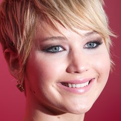 Eine sehr moderne und leichte Umsetzung von Smokey-Eyes beweist Jennifer bei diesem Look. Statt dunkler Nuancen trägt sie bronzefarbenen Lidschatten auf und kombiniert diesen mit rosa Lippenstift.