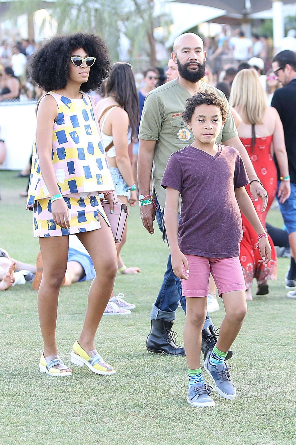 Solange Knowles geht mit ihrem Sohn Daniel und ihrem aktuellen Freund Alan Ferguson übers Festivalgelände.