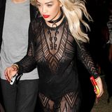 Rita Ora trägt ein durchsichtiges Kleid in Schwarz.