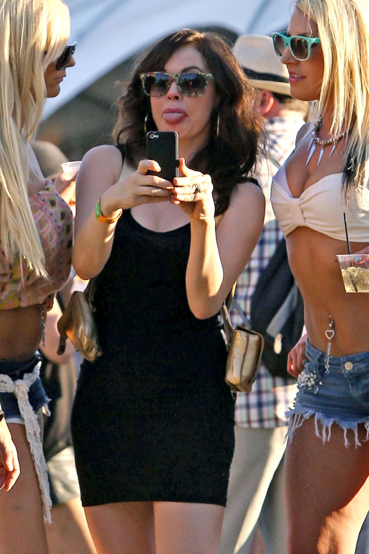 "Charmed"-Darstellerin Rose McGowan macht mit ihrer Handykamera Fotos von sich und ihren Freundinnen.