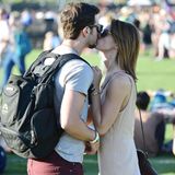 Ashley Greene schenkt ihrem Freund Paul Khoury einen Kuss.