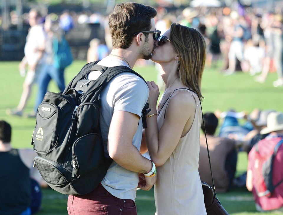Ashley Greene schenkt ihrem Freund Paul Khoury einen Kuss.