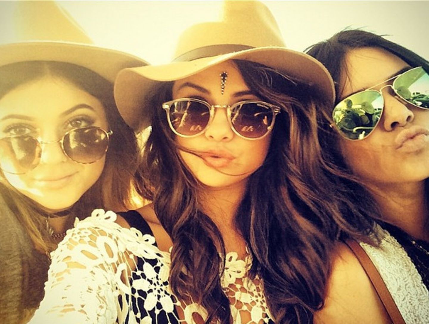Selena Gomez teilt ein Foto von sich und den Jenner-Schwestern auf Instagram.