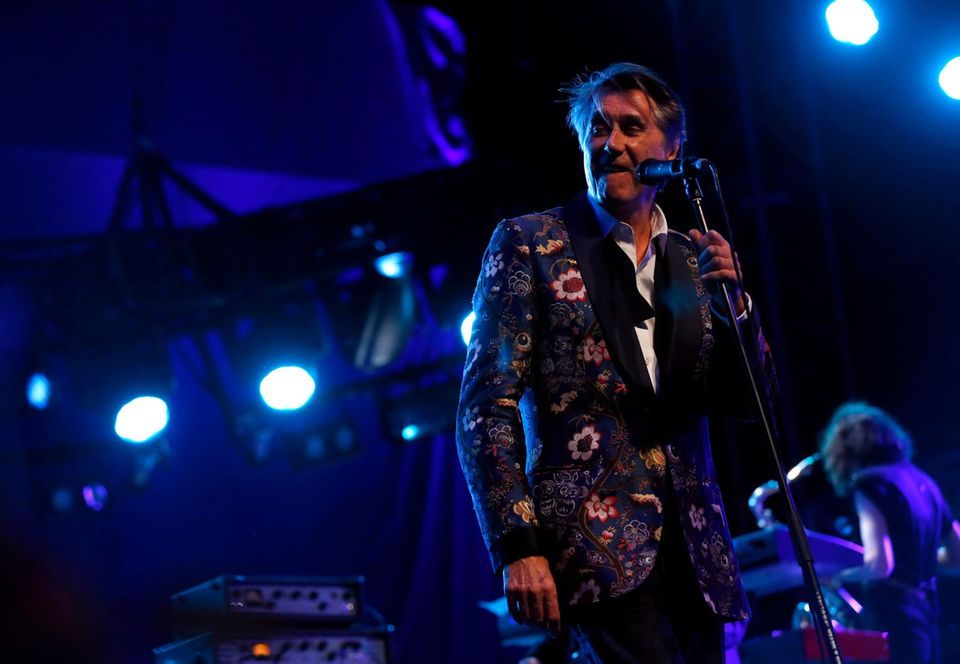 Bryan Ferry hat seinen Auftritt am ersten Abend des Festival-Wochenendes. Bryan Ferry hat seinen Auftritt am ersten Abend des Festival-Wochenendes.