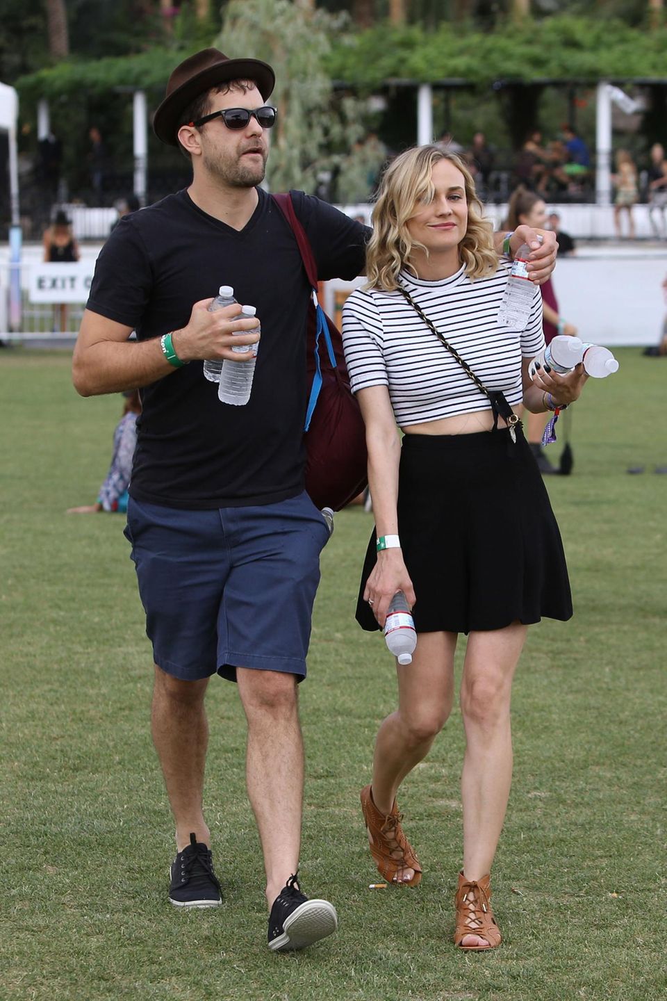 Diane Kruger und Joshua Jackson haben sich erst mal mit Wasserflaschen eingedeckt.