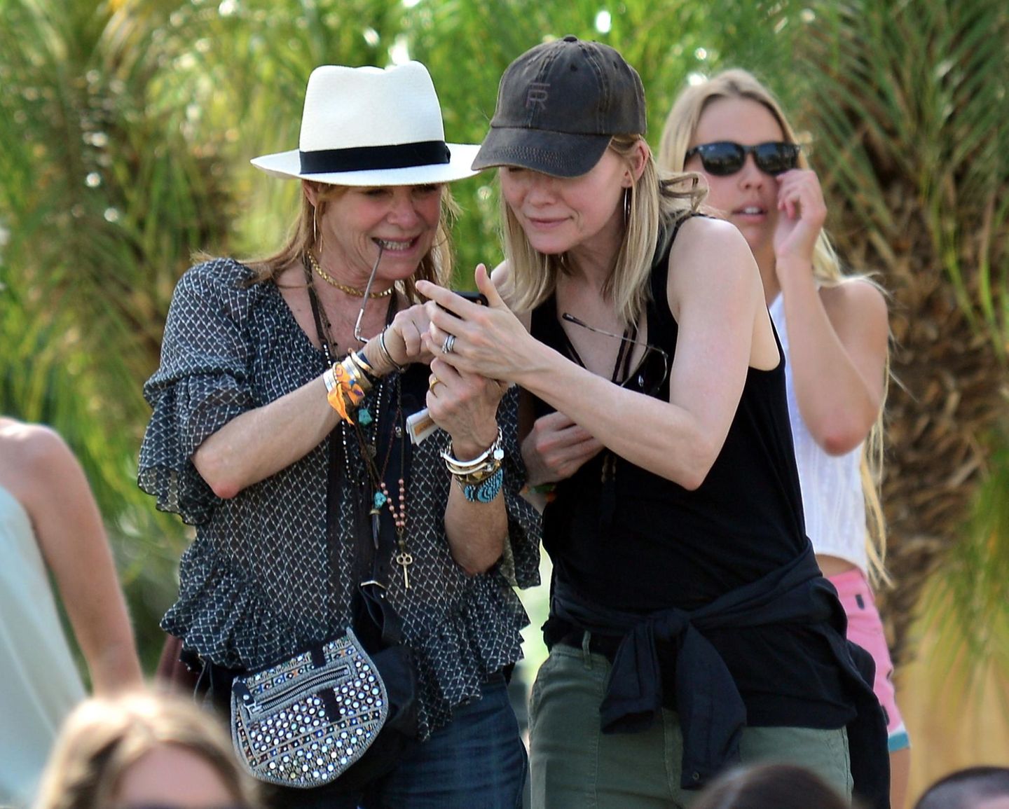 Michelle Pfeiffer und Kate Capshaw, die Frau von Steven Spielberg, schauen, was das Line-up so hergibt.
