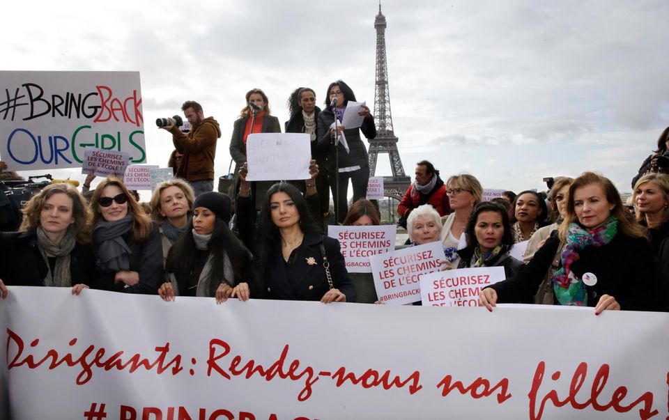 Carla Bruni-Sarkozy und Valerie Trierweiler demonstrieren in Paris.