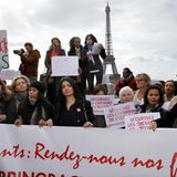 Carla Bruni-Sarkozy und Valerie Trierweiler demonstrieren in Paris.