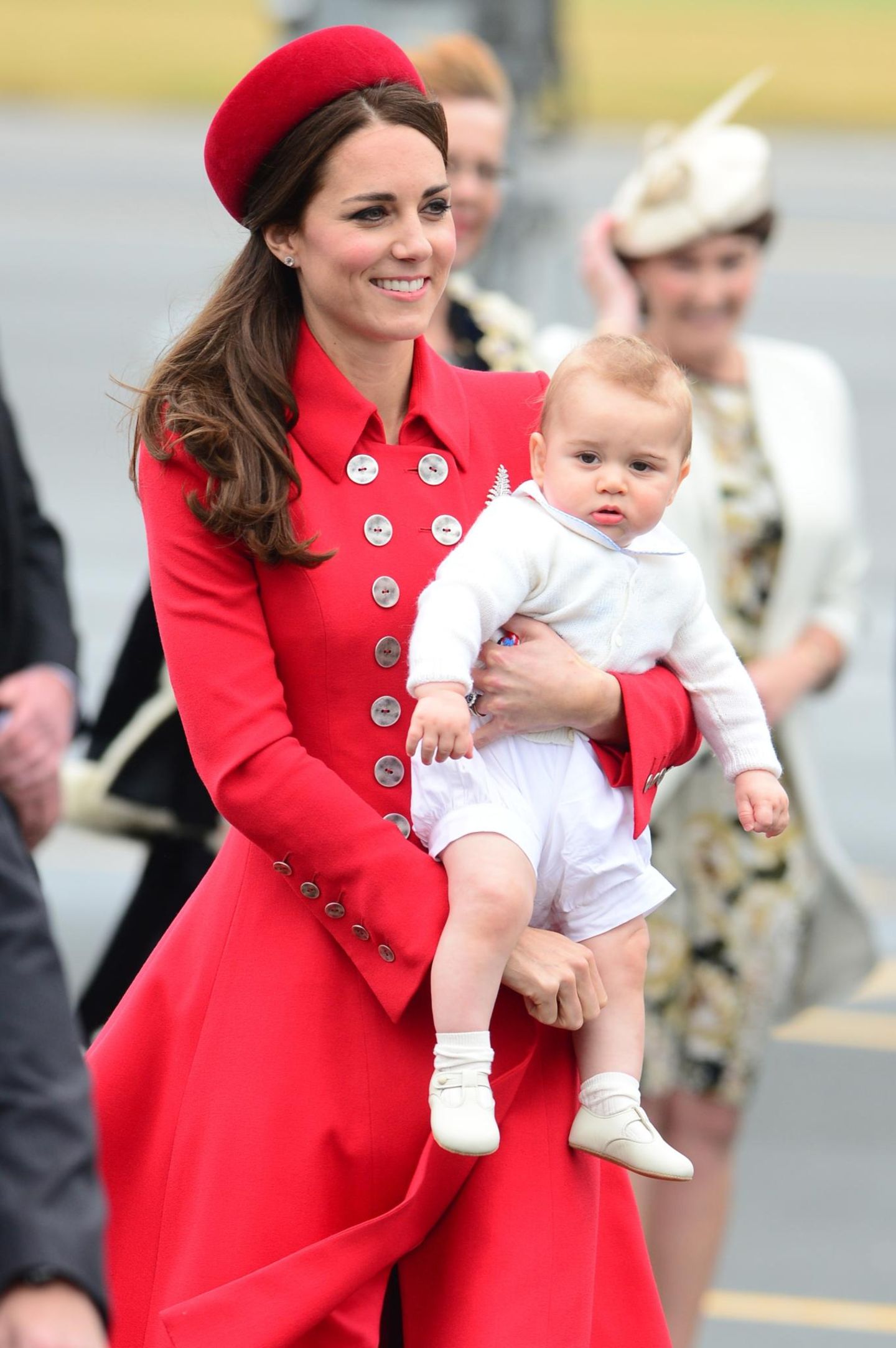 Herzogin Catherine trägt den kleinen Prinz George aus dem Flugzeug.