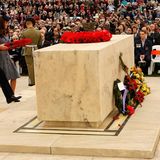 Tag 19 - Canberra  Das Herzogspaar legt am "Australian War Memorial" in Canberra einen Kranz nieder.