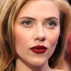 Es ist vor allem immer wieder der Schmollmund, den Scarlett Johansson mit einer auffälligen Farbe betont. Mit einer leichten Schicht Gloss wirkt dieser noch voller und fällt schimmernd in den Fokus ihrer Beauty-Looks.