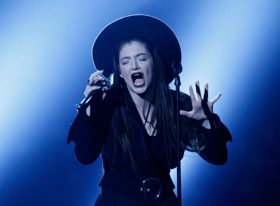 Lorde wird für ihren Song "Royals" ausgezeichnet. Lorde wird für ihren Song "Royals" ausgezeichnet.