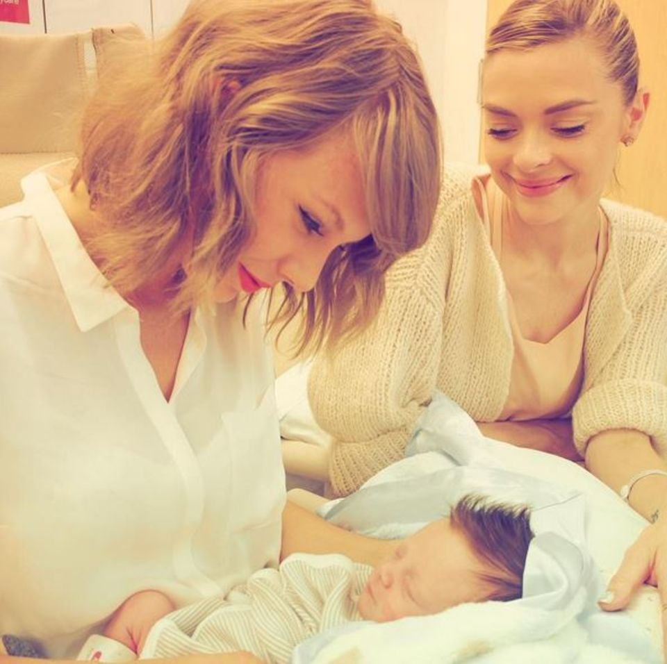 Taylor Swift trifft ihr Patenkind Leo Thames. Die Sängerin ist sichtlich gerührt, dass sie die Patenschaft für Jaime Kings zweites Kind übernehmen darf. Taylor Swift trifft ihr Patenkind Leo Thames. Die Sängerin ist sichtlich gerührt, dass sie die Patenschaft für Jaime Kings zweites Kind übernehmen darf.