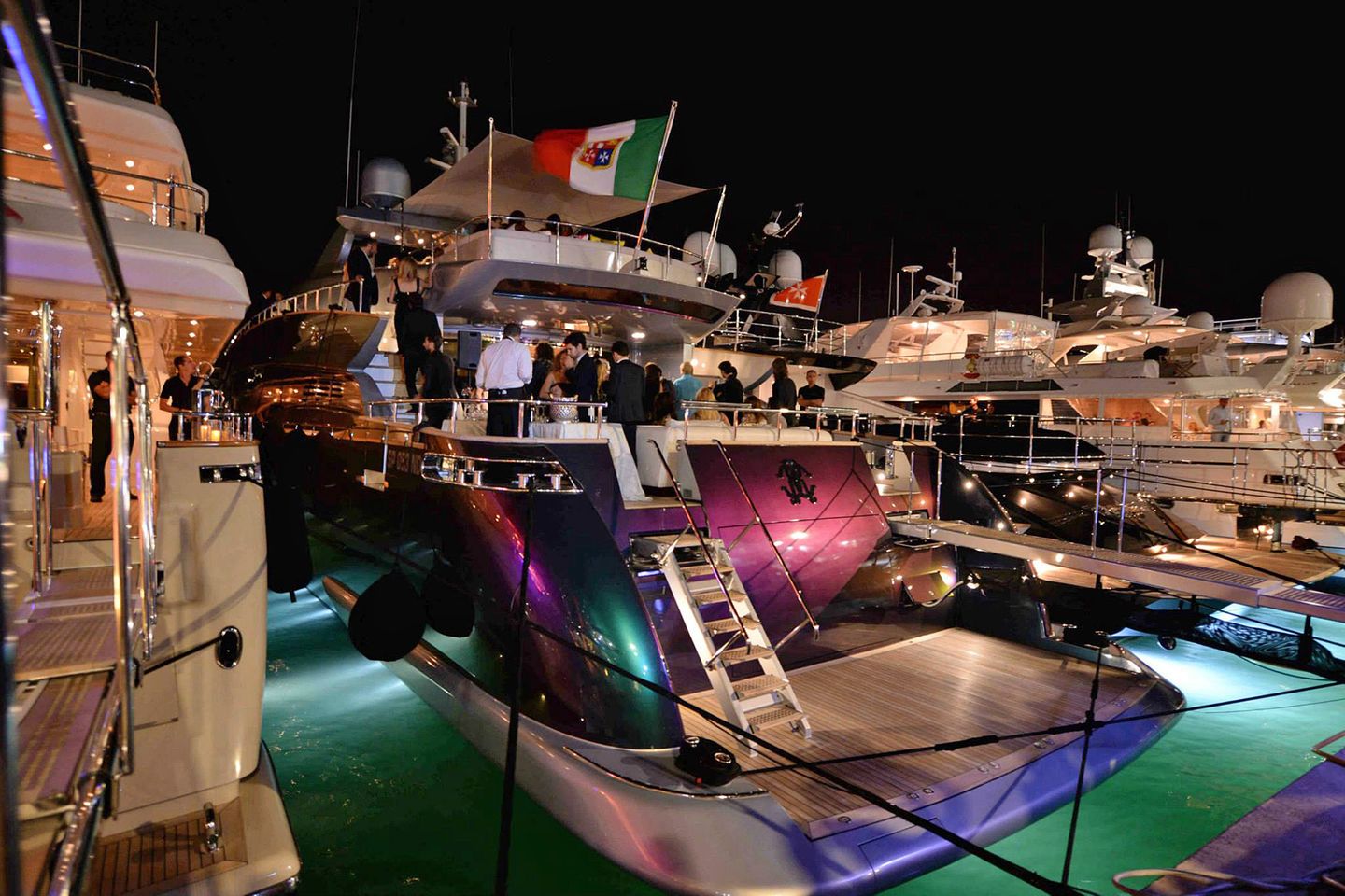 Die Partys auf Cavallis pink-blau-changierender "RC"-Yacht sind mittlerweile legendär.
