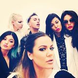 Die Kardashian-Jenner-Schwestern sind in Paris angekommen und lassen sich von ihrem Stylingteam schön machen. Danach wird natürlich ein Selfie geschossen.