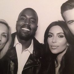 Kim Kardashian und Kanye West veranstalten nicht nur die pompöseste und außergewöhnlichste Hochzeit, um ihre Liebe zu feiern, sie haben wahrscheinlich auch den bestaussehendsten Pfarrer. Rich Wilkerson aus Miami traut die beiden und geht dann mit ihnen noch in den Fotoautomaten.