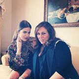 Lorraine Schwartz hat den Schmuck entworfen, den Khloe Kardashian bei Valentinos Party trägt und werbewirksam in die Kamera zeigt, als sie sich mit der Designerin ablichten lässt. Natürlich ist Schwartz auch zur Hochzeit eingeladen.