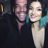 Zur Vorfeier in Versailles kommt Kylie Kardashian mit Rob Scheppy, dem persönlichen Make-up-Artist der Familie.