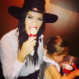 Kaum in Paris angekommen, gibt's für Kourtney Kardashian und Tochter Penelope erstmal ein Eis.