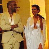 In Versailles nimmt Kim Kardashian das Zepter beziehungsweise das Mikrofon in die Hand.