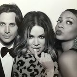 Kim Kardashians bester Freund und PR-Manager Jonathan Cheban lässt sich mit Khloe Kardashian und einem weiteren Gast im Fotoautomaten ablichten.