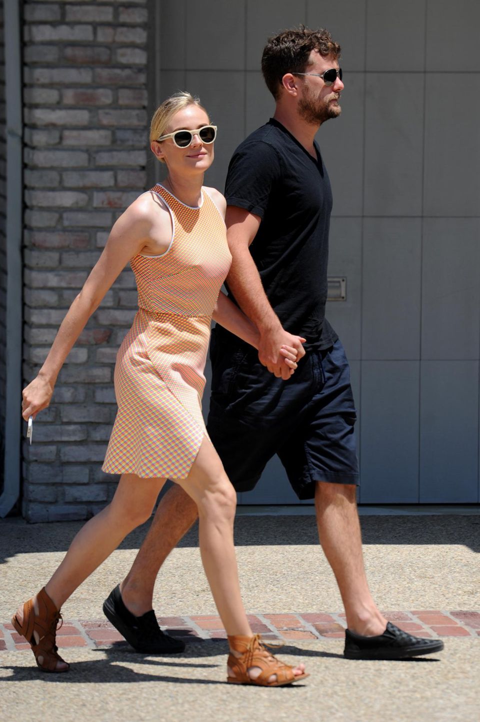 Diane Kruger und Joshua Jackson kommen Händchen haltend zur Party.
