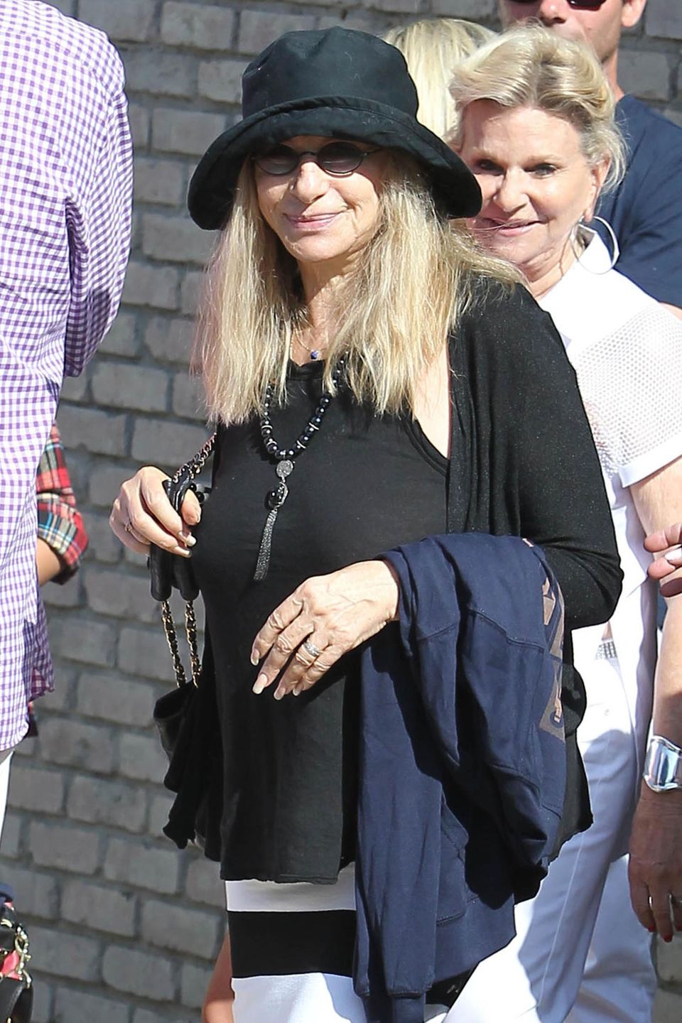 Auch Barbra Streisand feiert bei bestem Strandwetter mit. Auch Barbra Streisand feiert bei bestem Strandwetter mit.