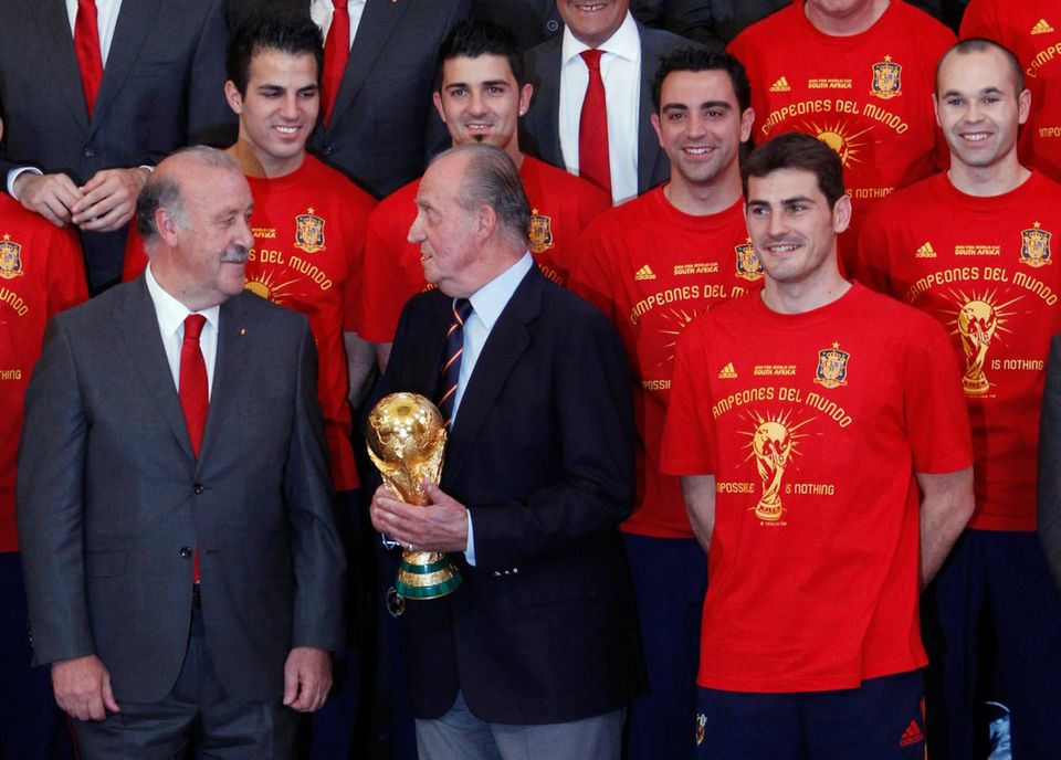 Juli 2010  Spanien wird Fußballweltmeister und Juan Carlos gratuliert den Spielern und Trainer Vicente del Bosque im Königspalast.
