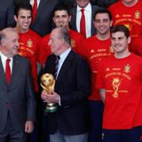 Juli 2010  Spanien wird Fußballweltmeister und Juan Carlos gratuliert den Spielern und Trainer Vicente del Bosque im Königspalast.