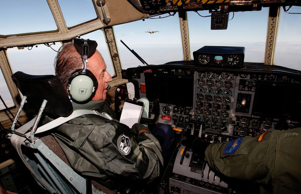 Oktober 2008  Erinnerung an seine Zeit bei der Luftwaffe: Juan Carlos sitzt im Pilotenstuhl einer spanischen "Air Forces Hercules C130".