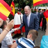 Mai 2011  Juan Carlos zeigt sich volksnah und schüttelt bei einem Schweizbesuch Kinderhände.