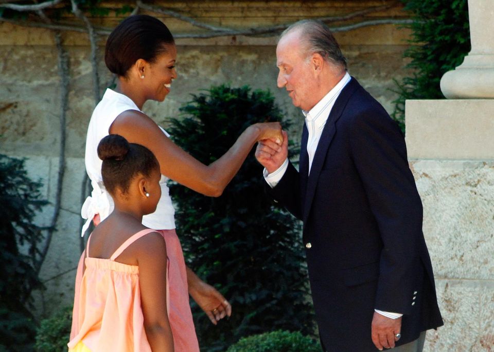 August 2010  Stets ein Gentleman: König Juan Carlos gibt First Lady Michelle Obama bei ihrem Besuch in Palma de Mallorca einen Handkuss.