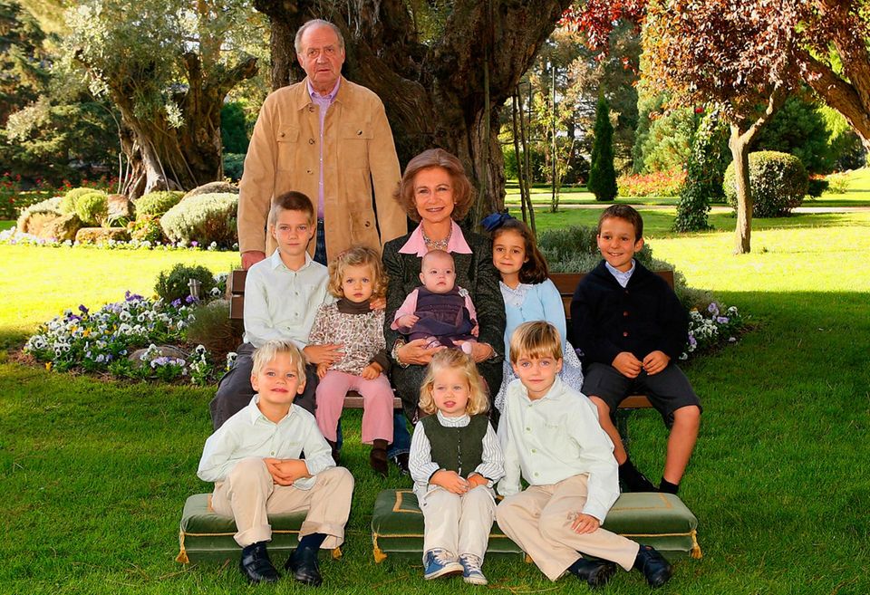 Dezember 2007  König Juan Carlos und Königin Sofia posieren für ein Gruppenfoto mit all ihren Enkeln.