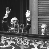 Diktator Francisco Franco spricht in Madrid vom Balkon des Königspalast in Madrid. Neben ihm steht König Juan Carlos.