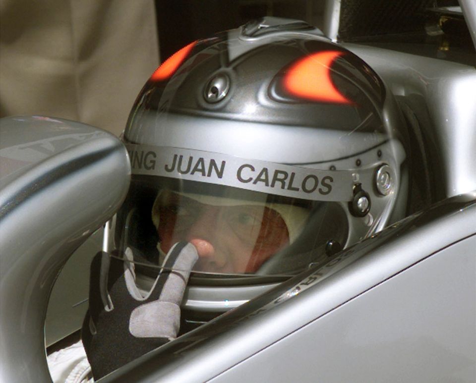 May 1999  Nicht nur das Segeln, auch schnelle Autos haben es Juan Carlos angetan. Hier testet er einen Formel 1 Wagen auf der Rennstrecke in Barcelona.