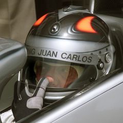 May 1999  Nicht nur das Segeln, auch schnelle Autos haben es Juan Carlos angetan. Hier testet er einen Formel 1 Wagen auf der Rennstrecke in Barcelona.