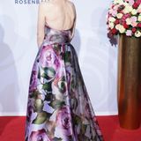 Model Franziska Knuppe trägt passend zum Motto ein Kleid mit Rosenprint.