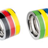 Zeitlose Ringe aus Edelstahl lassen sich dank der elf Farben zu immer neuen Designs kombinieren- zum Beispiel in den Farben der deutschen und brasilianischen Nationalmannschaft. Ernstes Design, ca. 44 Euro pro Farbring