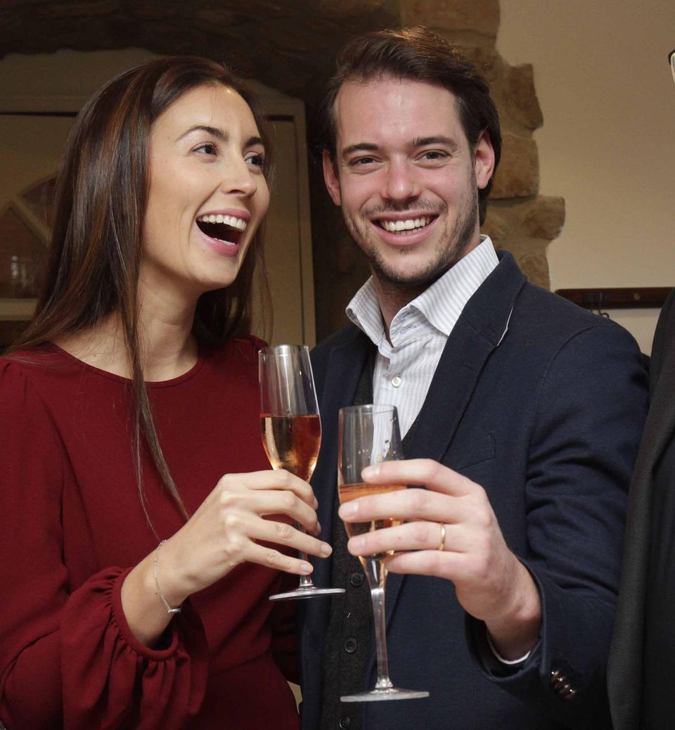 November 2013 Prinz Félix und Prinzessin Claire sind zu einer Weinprobe in einem luxemburgischen Restaurant und können dort unter Beweis stellen, wie gut sie schon ihr "Handwerk" verstehen. Denn die beiden haben sich auf "Château Les Crostes", einem Weinschloss in der Provence, das Claires Familie gehört, niedergelassen. Prinz Félix hat dafür auch Kurse in Önologie (Kellerwirtschaft) absolviert. November 2013 Prinz Félix und Prinzessin Claire sind zu einer Weinprobe in einem luxemburgischen Restaurant und können dort unter Beweis stellen, wie gut sie schon ihr "Handwerk" verstehen. Denn die beiden haben sich auf "Château Les Crostes", einem Weinschloss in der Provence, das Claires Familie gehört, niedergelassen. Prinz Félix hat dafür auch Kurse in Önologie (Kellerwirtschaft) absolviert.