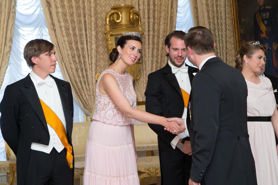 23. Juni 2016 Prinzessin Claire, mit Diadem und elganter Robe, absolviert einen weiteren Auftritt beim abendlichen Empfang. 23. Juni 2016 Prinzessin Claire, mit Diadem und elganter Robe, absolviert einen weiteren Auftritt beim abendlichen Empfang.
