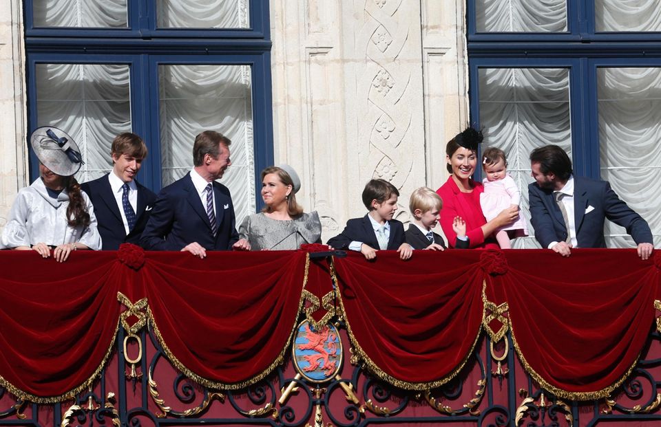 10. Mai 2015 Lange hat man die Mini-Prinzessin nicht mehr gesehen, aber beim Abschluss der Oktave, dem wichtigsten religiösen Fest des Landes, hat Prinzessin Amalia ihren großen Auftritt mit der Familie auf dem Balkon und wie man sieht, die Kleine Tochter von Prinzessin Claire und Prinz Félix zieht alle Blicke auf sich. 10. Mai 2015 Lange hat man die Mini-Prinzessin nicht mehr gesehen, aber beim Abschluss der Oktave, dem wichtigsten religiösen Fest des Landes, hat Prinzessin Amalia ihren großen Auftritt mit der Familie auf dem Balkon und wie man sieht, die Kleine Tochter von Prinzessin Claire und Prinz Félix zieht alle Blicke auf sich.