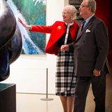 2013  In der Ausstellung "Pas de Deux Royal" zeigen Königin Margrethe und Prinz Henrik 150 ihrer Kunstwerke. Vom Prinzgemahl zu sehen gibt es nicht nur Skulpturen, auch viele seiner Gedichte sind zu sehen und zu lesen.   Das kreative Regentenpaar betätigt sich künstlerisch genauso wie als Übersetzer von Literatur. Unter einem Pseudonym übersetzten sie unter anderem Simone de Beauvoirs "Tous les hommes sont mortels" ins Dänische.