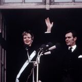 1972  Der König ist Tod, es lebe die Königin! Am 14. Januar 1972 stirbt Prinzessin Margrethes Vater König Frederik IX., einen Tag später wird sie zur Königin proklamiert und zeigt sich mit Ehemann Henrik, dem Prinzgemahl, den Untertanen.